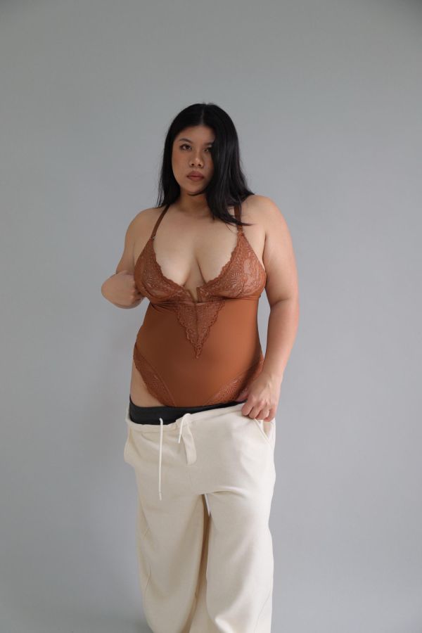 收肉蕾絲BODYSUIT 