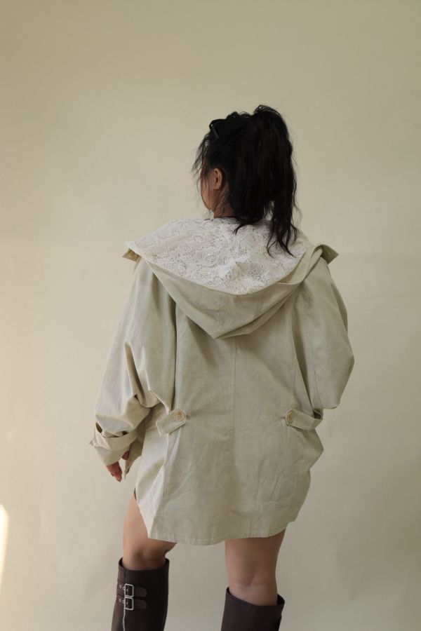 【 EASE 】拼接蕾絲假兩件斗篷風衣 