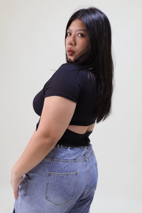 【門市試穿品】後背小心機方領帶胸墊短T-黑 