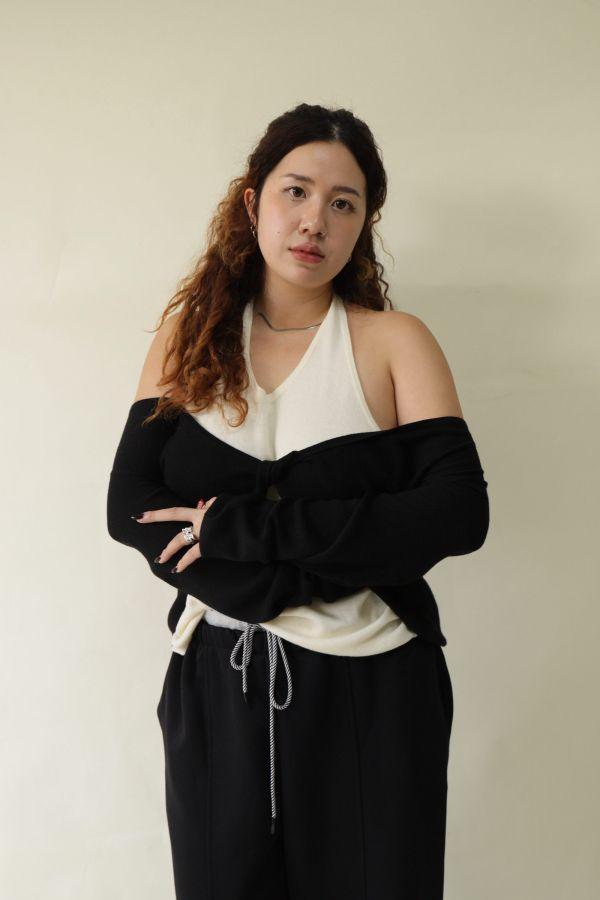 【門市試穿品】掛脖假兩件針織上衣 (黑) 