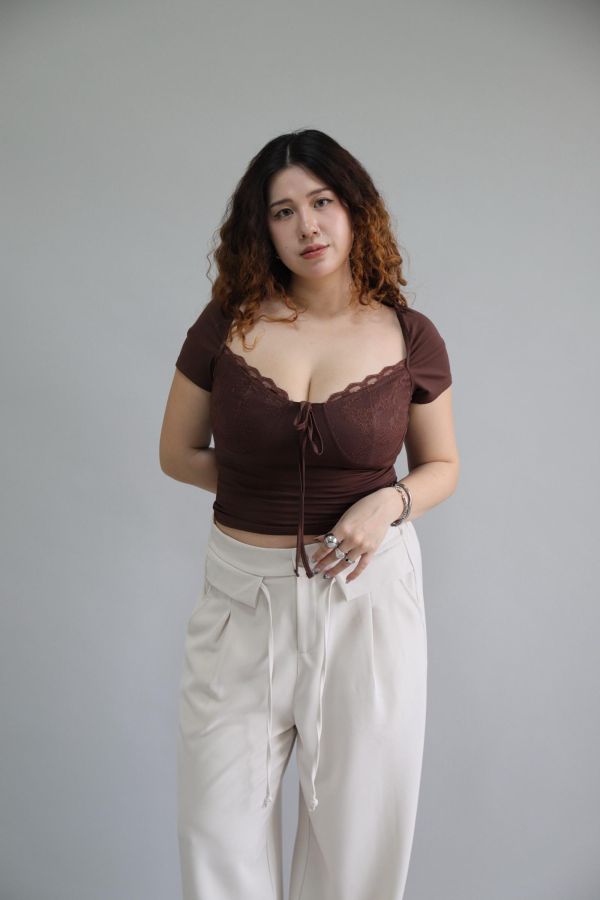 蕾絲拼接修身上衣 