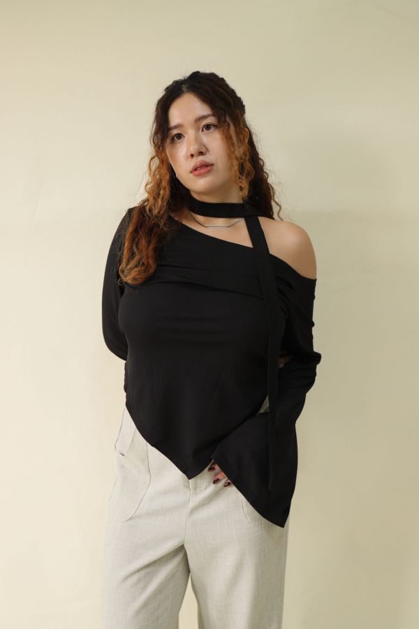 不規則斜肩喇叭袖上衣 