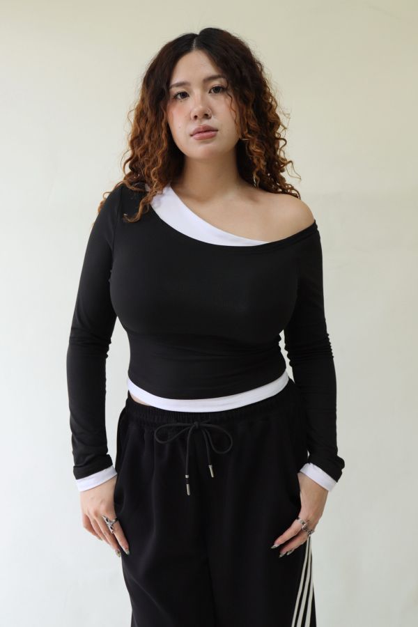 撞色斜肩修身上衣 