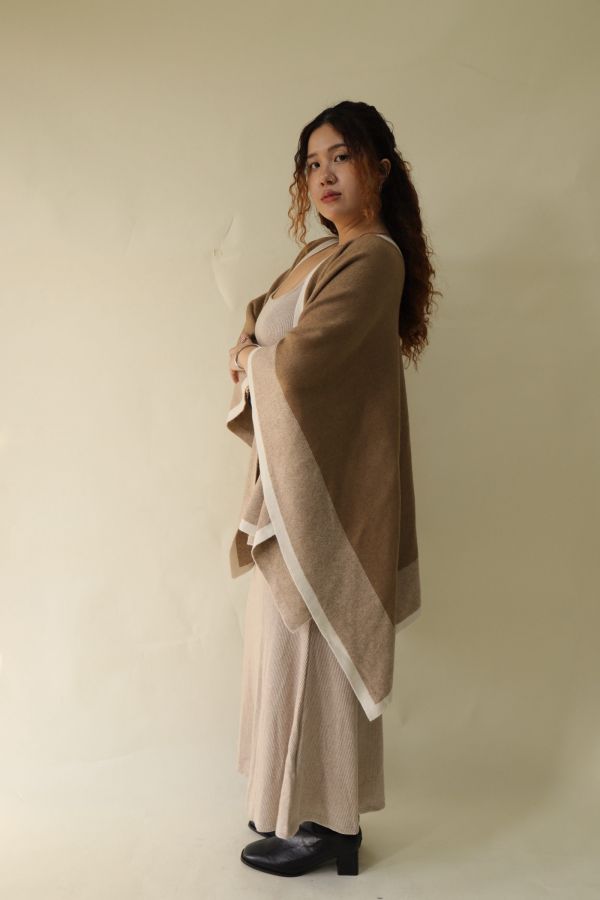 【 EASE 】老錢風針織撞色斗篷披肩 (卡其) 