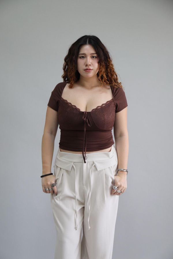 蕾絲拼接修身上衣 