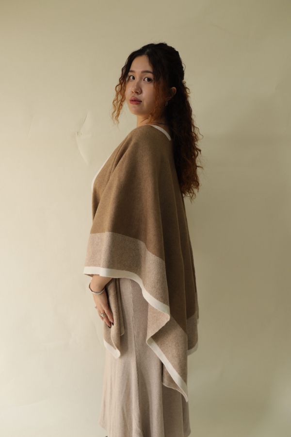 【 EASE 】老錢風針織撞色斗篷披肩 (卡其) 