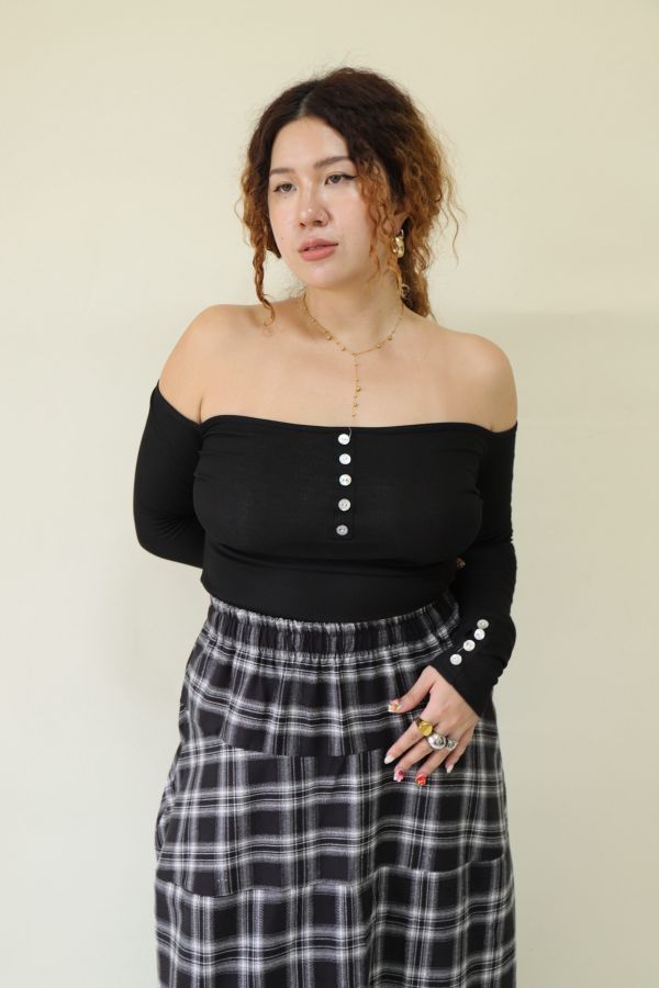 假排釦辣妹平口上衣 