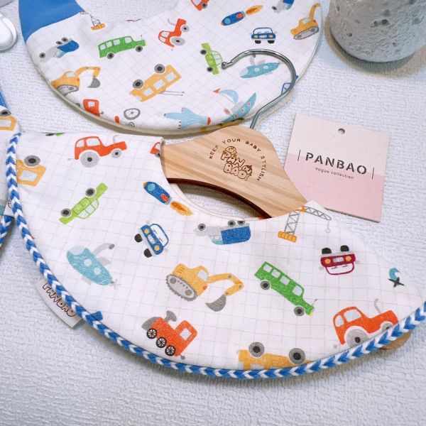 PANBAO手作-車車宇宙 / 圍兜 / 奶嘴鍊/ 平安符袋 寶寶圍兜推薦｜PANBAO手作｜手作圍兜｜嬰兒圍兜・彌月禮盒
