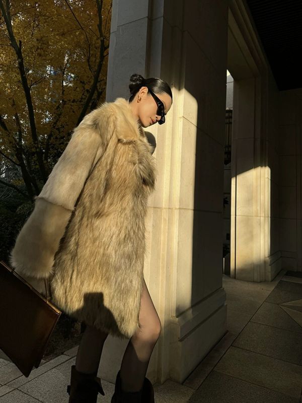 療癒杏色皮草拼接大衣 