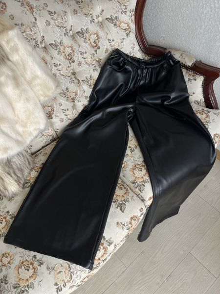 內絨直筒柔軟又浪漫皮褲 