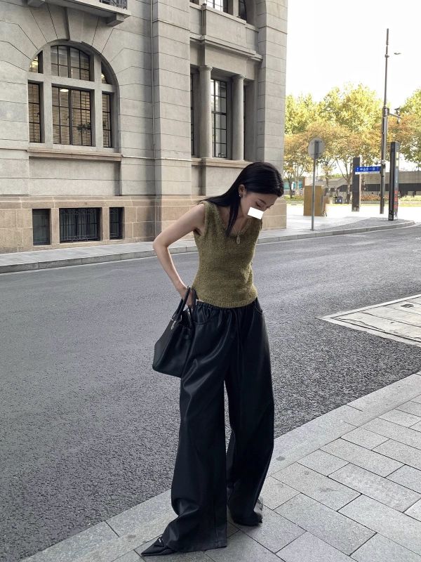 內絨直筒柔軟又浪漫皮褲 