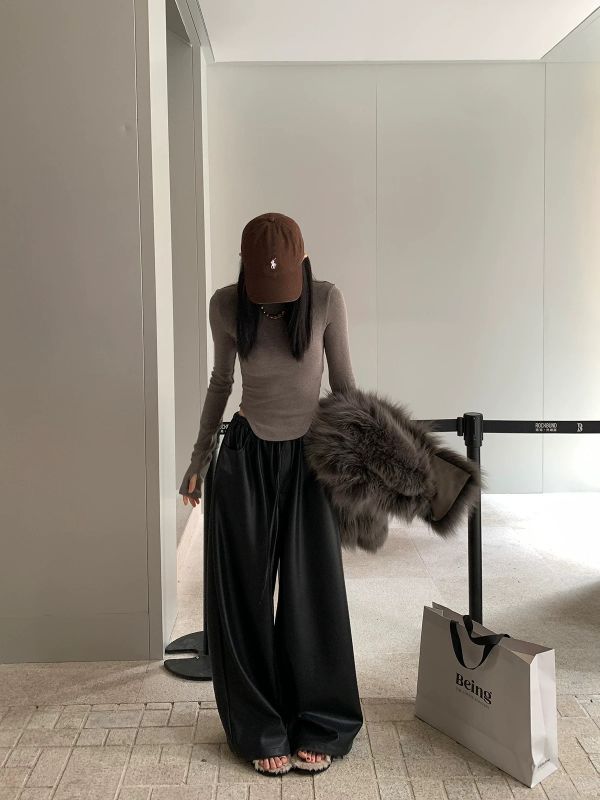 內絨直筒柔軟又浪漫皮褲 