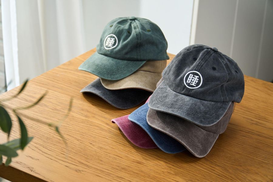 四食五号早餐店 -睡- 電繡字樣 復古老帽 六色 來自鳳鳴 四食五号早餐店為您帶來的這款「睡」電繡字樣復古老帽,完美結合時尚與實用,特別適合追求獨特風格的您。這款帽子的設計靈感源自復古風潮,並融合了許多現代元素,無論是搭配休閒裝還是通勤服飾,都能輕鬆駕馭。帽子採用高品質的布料製成,質感柔軟且舒適,讓您在穿戴時倍感自在。