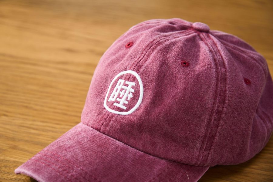 四食五号早餐店 -睡- 電繡字樣 復古老帽 六色 來自鳳鳴 四食五号早餐店為您帶來的這款「睡」電繡字樣復古老帽,完美結合時尚與實用,特別適合追求獨特風格的您。這款帽子的設計靈感源自復古風潮,並融合了許多現代元素,無論是搭配休閒裝還是通勤服飾,都能輕鬆駕馭。帽子採用高品質的布料製成,質感柔軟且舒適,讓您在穿戴時倍感自在。