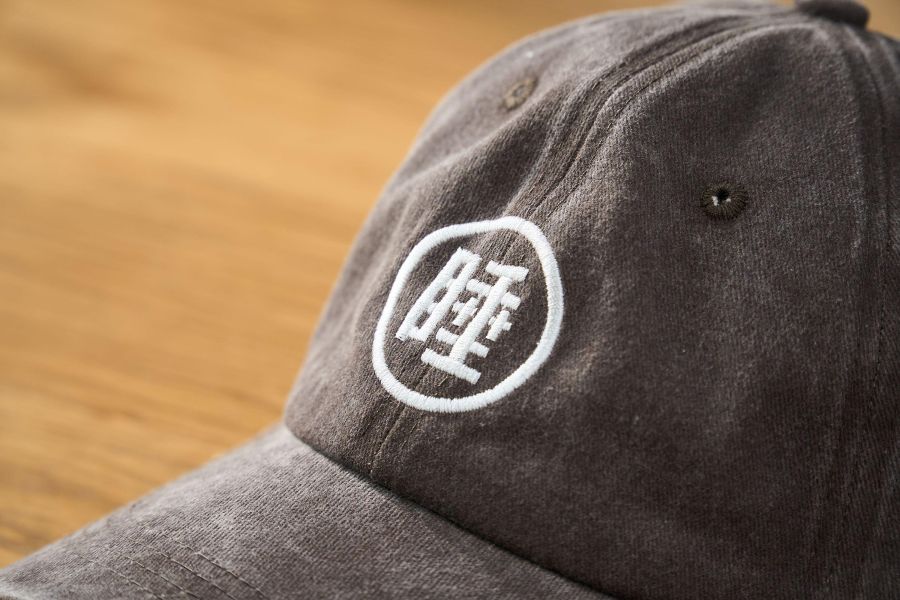 四食五号早餐店 -睡- 電繡字樣 復古老帽 六色 來自鳳鳴 四食五号早餐店為您帶來的這款「睡」電繡字樣復古老帽,完美結合時尚與實用,特別適合追求獨特風格的您。這款帽子的設計靈感源自復古風潮,並融合了許多現代元素,無論是搭配休閒裝還是通勤服飾,都能輕鬆駕馭。帽子採用高品質的布料製成,質感柔軟且舒適,讓您在穿戴時倍感自在。