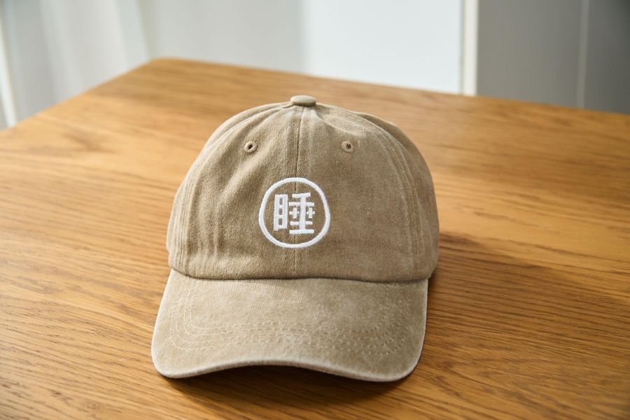 四食五号早餐店 -睡- 電繡字樣 復古老帽 六色 來自鳳鳴 四食五号早餐店為您帶來的這款「睡」電繡字樣復古老帽,完美結合時尚與實用,特別適合追求獨特風格的您。這款帽子的設計靈感源自復古風潮,並融合了許多現代元素,無論是搭配休閒裝還是通勤服飾,都能輕鬆駕馭。帽子採用高品質的布料製成,質感柔軟且舒適,讓您在穿戴時倍感自在。