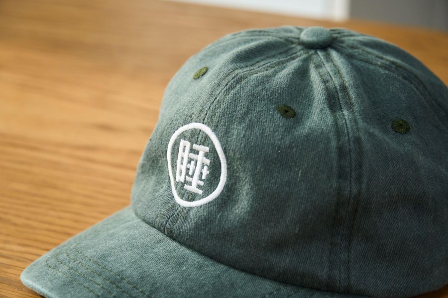 四食五号早餐店 -睡- 電繡字樣 復古老帽 六色 來自鳳鳴 四食五号早餐店為您帶來的這款「睡」電繡字樣復古老帽,完美結合時尚與實用,特別適合追求獨特風格的您。這款帽子的設計靈感源自復古風潮,並融合了許多現代元素,無論是搭配休閒裝還是通勤服飾,都能輕鬆駕馭。帽子採用高品質的布料製成,質感柔軟且舒適,讓您在穿戴時倍感自在。