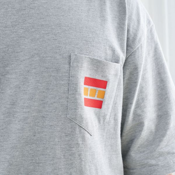 四食五号早餐店 好想睏好飽 創意口袋t-shirt 寬版 落肩款 兒童T 四食五号早餐店」帶來了一款充滿創意和舒適的「好想睏好飽」口袋T-shirt。