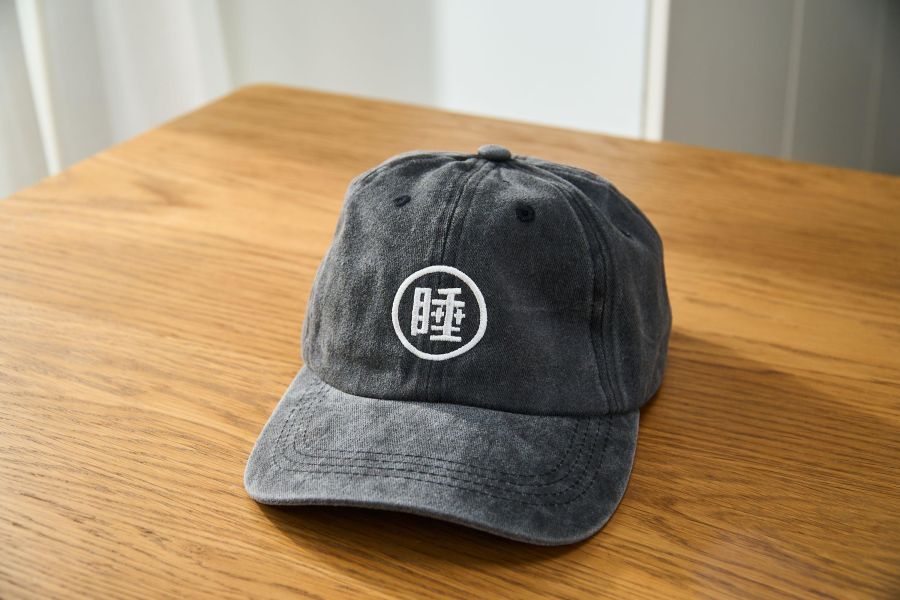 四食五号早餐店 -睡- 電繡字樣 復古老帽 六色 來自鳳鳴 四食五号早餐店為您帶來的這款「睡」電繡字樣復古老帽,完美結合時尚與實用,特別適合追求獨特風格的您。這款帽子的設計靈感源自復古風潮,並融合了許多現代元素,無論是搭配休閒裝還是通勤服飾,都能輕鬆駕馭。帽子採用高品質的布料製成,質感柔軟且舒適,讓您在穿戴時倍感自在。