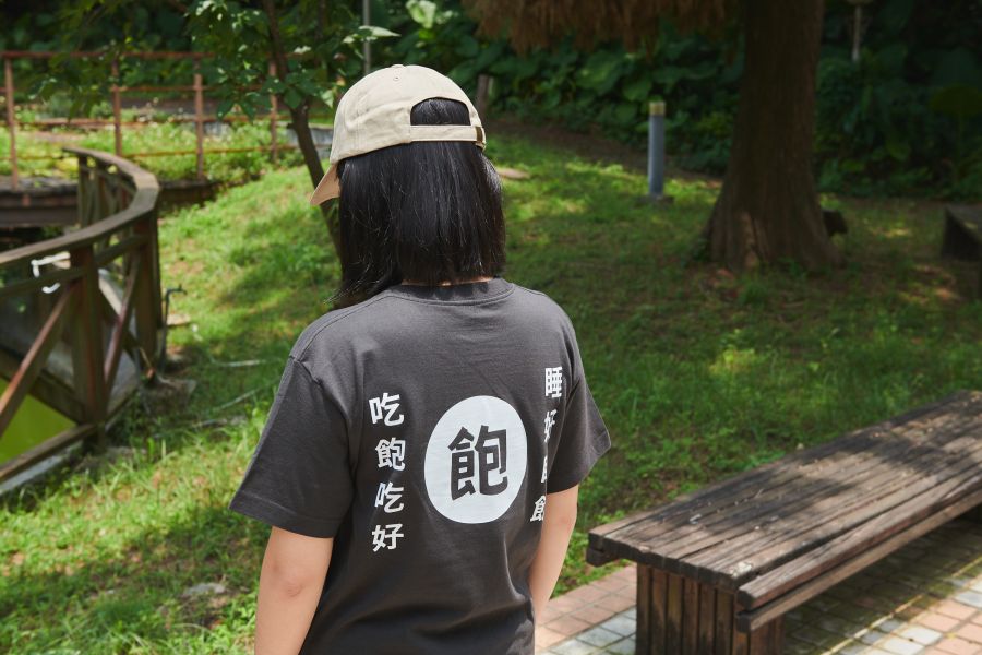 四食五号早餐店 睡好睡飽 吃好吃飽創意口袋t-shirt 大人小孩皆宜 
