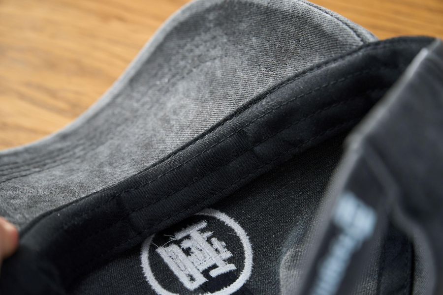 四食五号早餐店 -睡- 電繡字樣 復古老帽 六色 來自鳳鳴 四食五号早餐店為您帶來的這款「睡」電繡字樣復古老帽,完美結合時尚與實用,特別適合追求獨特風格的您。這款帽子的設計靈感源自復古風潮,並融合了許多現代元素,無論是搭配休閒裝還是通勤服飾,都能輕鬆駕馭。帽子採用高品質的布料製成,質感柔軟且舒適,讓您在穿戴時倍感自在。