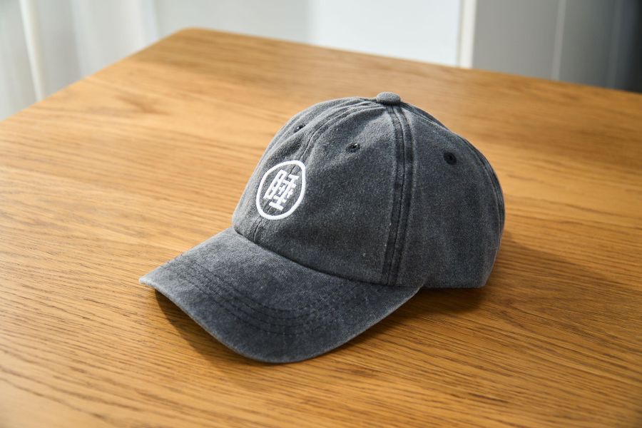 四食五号早餐店 -睡- 電繡字樣 復古老帽 六色 來自鳳鳴 四食五号早餐店為您帶來的這款「睡」電繡字樣復古老帽,完美結合時尚與實用,特別適合追求獨特風格的您。這款帽子的設計靈感源自復古風潮,並融合了許多現代元素,無論是搭配休閒裝還是通勤服飾,都能輕鬆駕馭。帽子採用高品質的布料製成,質感柔軟且舒適,讓您在穿戴時倍感自在。