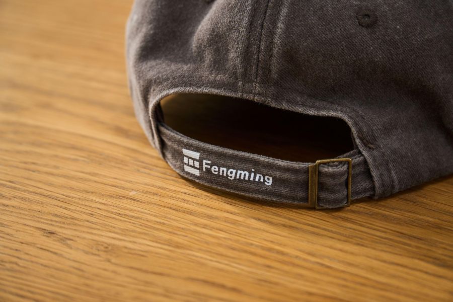 四食五号早餐店 -睡- 電繡字樣 復古老帽 六色 來自鳳鳴 四食五号早餐店為您帶來的這款「睡」電繡字樣復古老帽,完美結合時尚與實用,特別適合追求獨特風格的您。這款帽子的設計靈感源自復古風潮,並融合了許多現代元素,無論是搭配休閒裝還是通勤服飾,都能輕鬆駕馭。帽子採用高品質的布料製成,質感柔軟且舒適,讓您在穿戴時倍感自在。