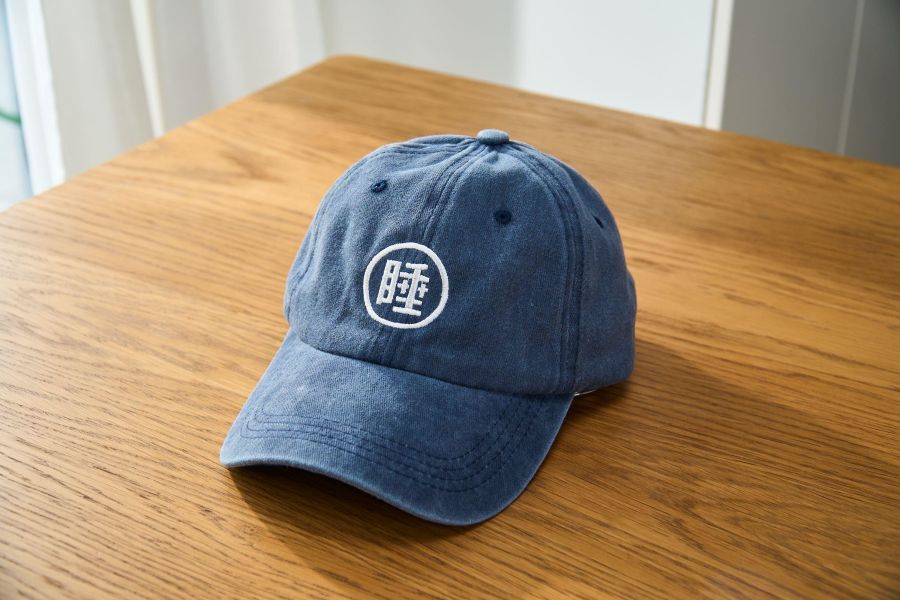 四食五号早餐店 -睡- 電繡字樣 復古老帽 六色 來自鳳鳴 四食五号早餐店為您帶來的這款「睡」電繡字樣復古老帽,完美結合時尚與實用,特別適合追求獨特風格的您。這款帽子的設計靈感源自復古風潮,並融合了許多現代元素,無論是搭配休閒裝還是通勤服飾,都能輕鬆駕馭。帽子採用高品質的布料製成,質感柔軟且舒適,讓您在穿戴時倍感自在。