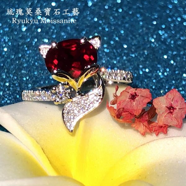 琉瑰紅藍狐寶(女戒） 美國莫桑石,莫桑鑽,女戒,鑽戒,鑽石,求婚,時尚,百搭,情人節,聖誕節,訂婚,情侶戒,禮物,紀念,週年,耳釘,耳掛,耳線,手鍊,母親節,父親節,尾戒,天然珍珠,黃鑽,藍鑽,客製珠寶,結婚戒指
