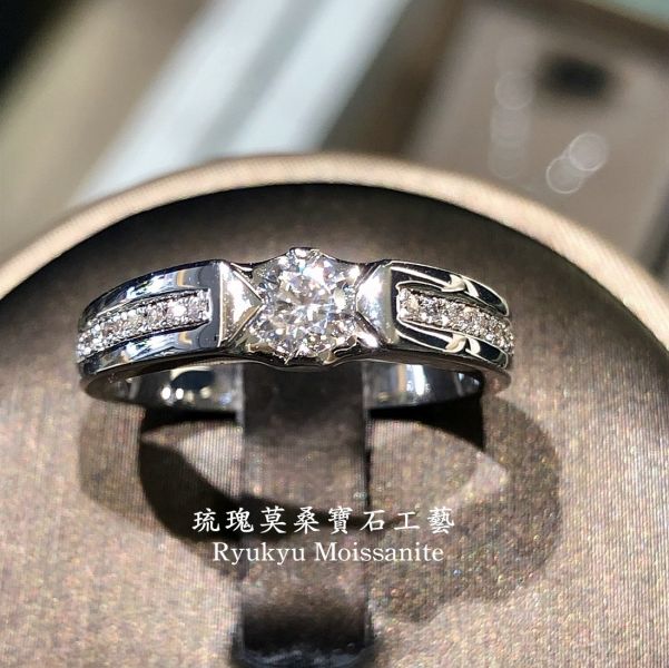 30分微鑲中性戒 美國莫桑石,莫桑鑽,女戒,鑽戒,鑽石,求婚,時尚,百搭,情人節,聖誕節,訂婚,情侶戒,禮物,紀念,週年,耳釘,耳掛,耳線,手鍊,母親節,父親節,尾戒,天然珍珠,黃鑽,藍鑽