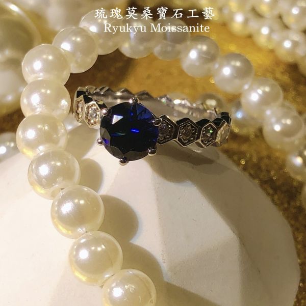 紅/藍寶蜂巢女戒 美國莫桑石,莫桑鑽,女戒,鑽戒,鑽石,求婚,時尚,百搭,情人節,聖誕節,訂婚,情侶戒,禮物,紀念,週年,耳釘,耳掛,耳線,手鍊,母親節,父親節,尾戒,天然珍珠,黃鑽,藍鑽
