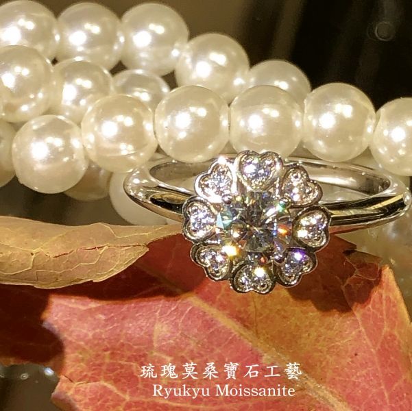 愛心花瓣小花朵 美國莫桑石,莫桑鑽,女戒,鑽戒,鑽石,求婚,時尚,百搭,情人節,聖誕節,訂婚,情侶戒,禮物,紀念,週年,耳釘,耳掛,耳線,手鍊,母親節,父親節,尾戒,天然珍珠,黃鑽,藍鑽
