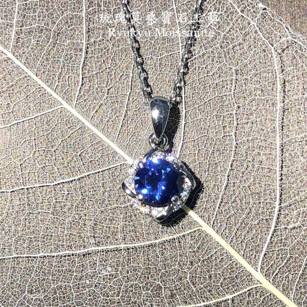 玹藍2克拉藍寶石吊墜 美國莫桑石,莫桑鑽,女戒,鑽戒,鑽石,求婚,時尚,百搭,情人節,聖誕節,訂婚,情侶戒,禮物,紀念,週年,耳釘,耳掛,耳線,手鍊,母親節,父親節,尾戒,天然珍珠,黃鑽,藍鑽,客製珠寶,結婚戒指
