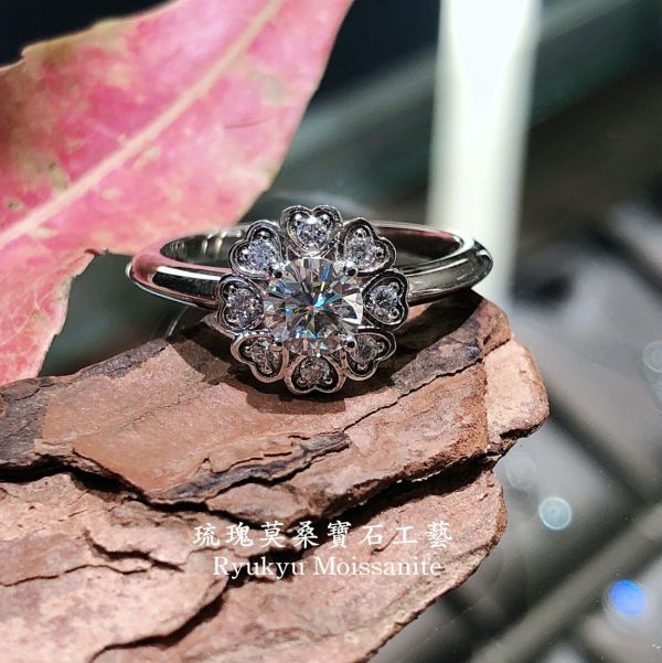 愛心花瓣小花朵 美國莫桑石,莫桑鑽,女戒,鑽戒,鑽石,求婚,時尚,百搭,情人節,聖誕節,訂婚,情侶戒,禮物,紀念,週年,耳釘,耳掛,耳線,手鍊,母親節,父親節,尾戒,天然珍珠,黃鑽,藍鑽
