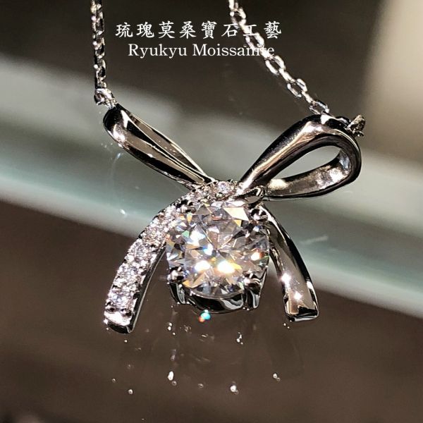 蝴蝶結項鍊 美國莫桑石,莫桑鑽,女戒,鑽戒,鑽石,求婚,時尚,百搭,情人節,聖誕節,訂婚,情侶戒,禮物,紀念,週年,耳釘,耳掛,耳線,手鍊,母親節,父親節,尾戒,天然珍珠,黃鑽,藍鑽,客製珠寶,結婚戒指