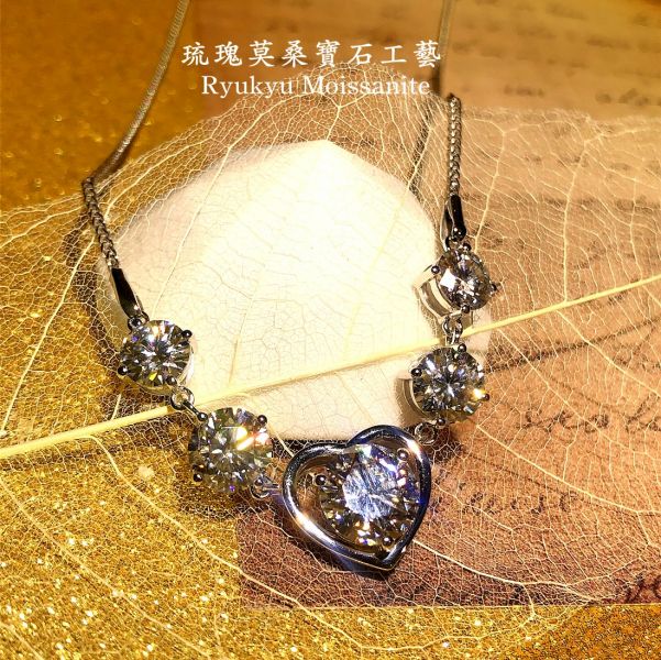 五連心項鍊 美國莫桑石,莫桑鑽,女戒,鑽戒,鑽石,求婚,時尚,百搭,情人節,聖誕節,訂婚,情侶戒,禮物,紀念,週年,耳釘,耳掛,耳線,手鍊,母親節,父親節,尾戒,天然珍珠,黃鑽,藍鑽
