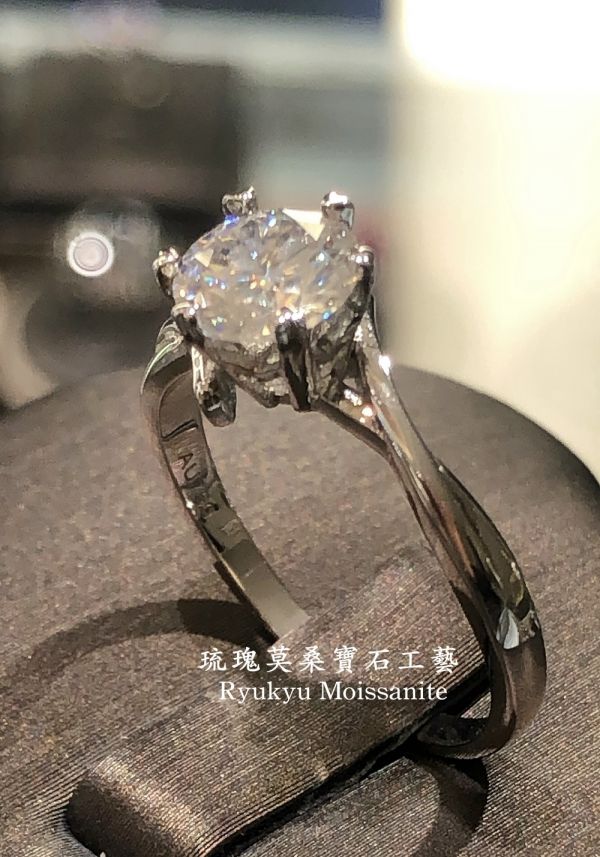 交叉扭臂六爪 美國莫桑石,莫桑鑽,女戒,鑽戒,鑽石,求婚,時尚,百搭,情人節,聖誕節,訂婚,情侶戒,禮物,紀念,週年,耳釘,耳掛,耳線,手鍊,母親節,父親節,尾戒,天然珍珠,黃鑽,藍鑽