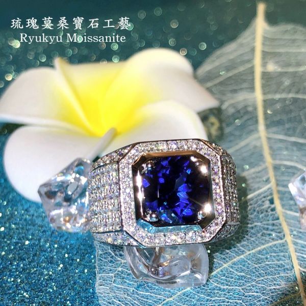 3克拉藍寶擁抱 美國莫桑石,莫桑鑽,女戒,鑽戒,鑽石,求婚,時尚,百搭,情人節,聖誕節,訂婚,情侶戒,禮物,紀念,週年,耳釘,耳掛,耳線,手鍊,母親節,父親節,尾戒,天然珍珠,黃鑽,藍鑽,客製珠寶,結婚戒指