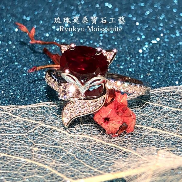 琉瑰紅藍狐寶(女戒） 美國莫桑石,莫桑鑽,女戒,鑽戒,鑽石,求婚,時尚,百搭,情人節,聖誕節,訂婚,情侶戒,禮物,紀念,週年,耳釘,耳掛,耳線,手鍊,母親節,父親節,尾戒,天然珍珠,黃鑽,藍鑽,客製珠寶,結婚戒指
