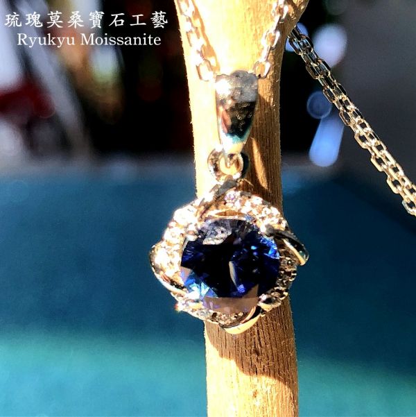 玹藍2克拉藍寶石吊墜 美國莫桑石,莫桑鑽,女戒,鑽戒,鑽石,求婚,時尚,百搭,情人節,聖誕節,訂婚,情侶戒,禮物,紀念,週年,耳釘,耳掛,耳線,手鍊,母親節,父親節,尾戒,天然珍珠,黃鑽,藍鑽,客製珠寶,結婚戒指
