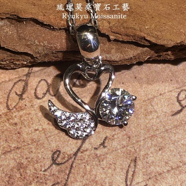 50分小天鵝吊墜 國莫桑石,莫桑鑽,女戒,鑽戒,鑽石,求婚,時尚,百搭,情人節,聖誕節,訂婚,情侶戒,禮物,紀念,週年,耳釘,耳掛,耳線,手鍊,母親節,父親節,尾戒,天然珍珠,黃鑽,藍鑽
