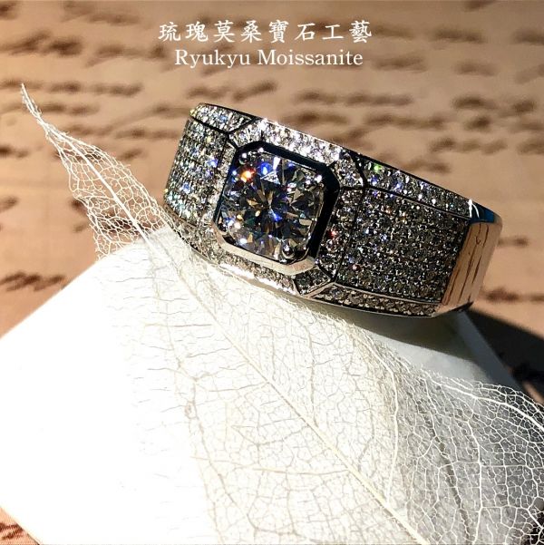 1克拉滿天星男戒 美國莫桑石,莫桑鑽,女戒,鑽戒,鑽石,求婚,時尚,百搭,情人節,聖誕節,訂婚,情侶戒,禮物,紀念,週年,耳釘,耳掛,耳線,手鍊,母親節,父親節,尾戒,天然珍珠,黃鑽,藍鑽,客製珠寶,結婚戒指