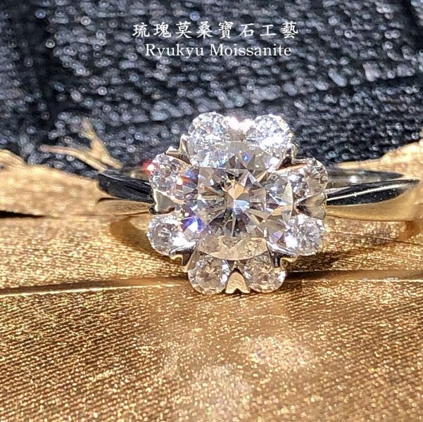 1克拉大花朵 美國莫桑石,莫桑鑽,女戒,鑽戒,鑽石,求婚,時尚,百搭,情人節,聖誕節,訂婚,情侶戒,禮物,紀念,週年,耳釘,耳掛,耳線,手鍊,母親節,父親節,尾戒,天然珍珠,黃鑽,藍鑽
