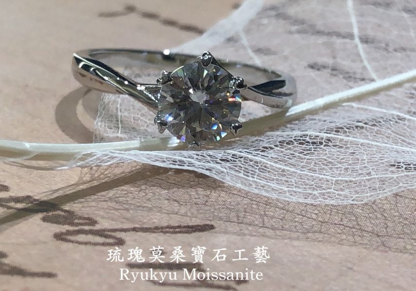 交叉扭臂六爪 美國莫桑石,莫桑鑽,女戒,鑽戒,鑽石,求婚,時尚,百搭,情人節,聖誕節,訂婚,情侶戒,禮物,紀念,週年,耳釘,耳掛,耳線,手鍊,母親節,父親節,尾戒,天然珍珠,黃鑽,藍鑽