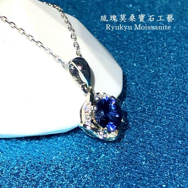 玹藍2克拉藍寶石吊墜 美國莫桑石,莫桑鑽,女戒,鑽戒,鑽石,求婚,時尚,百搭,情人節,聖誕節,訂婚,情侶戒,禮物,紀念,週年,耳釘,耳掛,耳線,手鍊,母親節,父親節,尾戒,天然珍珠,黃鑽,藍鑽,客製珠寶,結婚戒指
