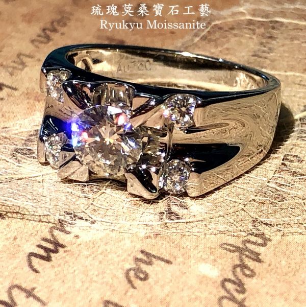 大四方男戒 美國莫桑石,莫桑鑽,女戒,鑽戒,鑽石,求婚,時尚,百搭,情人節,聖誕節,訂婚,情侶戒,禮物,紀念,週年,耳釘,耳掛,耳線,手鍊,母親節,父親節,尾戒,天然珍珠,黃鑽,藍鑽

