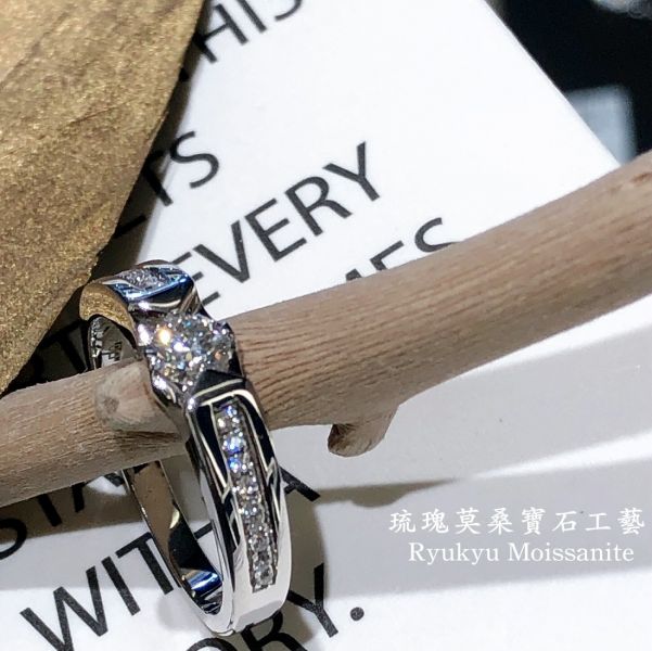 30分微鑲中性戒 美國莫桑石,莫桑鑽,女戒,鑽戒,鑽石,求婚,時尚,百搭,情人節,聖誕節,訂婚,情侶戒,禮物,紀念,週年,耳釘,耳掛,耳線,手鍊,母親節,父親節,尾戒,天然珍珠,黃鑽,藍鑽