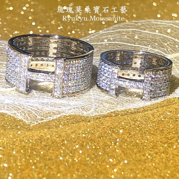 愛馬仕H同款 美國莫桑石,莫桑鑽,女戒,鑽戒,鑽石,求婚,時尚,百搭,情人節,聖誕節,訂婚,情侶戒,禮物,紀念,週年,耳釘,耳掛,耳線,手鍊,母親節,父親節,尾戒,天然珍珠,黃鑽,藍鑽,客製珠寶,結婚戒指
