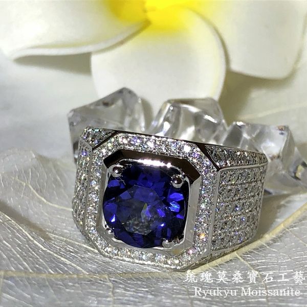 3克拉藍寶擁抱 美國莫桑石,莫桑鑽,女戒,鑽戒,鑽石,求婚,時尚,百搭,情人節,聖誕節,訂婚,情侶戒,禮物,紀念,週年,耳釘,耳掛,耳線,手鍊,母親節,父親節,尾戒,天然珍珠,黃鑽,藍鑽,客製珠寶,結婚戒指