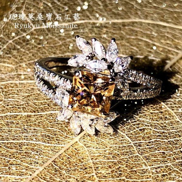 （黃鑽）1克拉方鑽女戒 美國莫桑石,莫桑鑽,女戒,鑽戒,鑽石,求婚,時尚,百搭,情人節,聖誕節,訂婚,情侶戒,禮物,紀念,週年,耳釘,耳掛,耳線,手鍊,母親節,父親節,尾戒,天然珍珠,黃鑽,藍鑽,客製珠寶,結婚戒指
